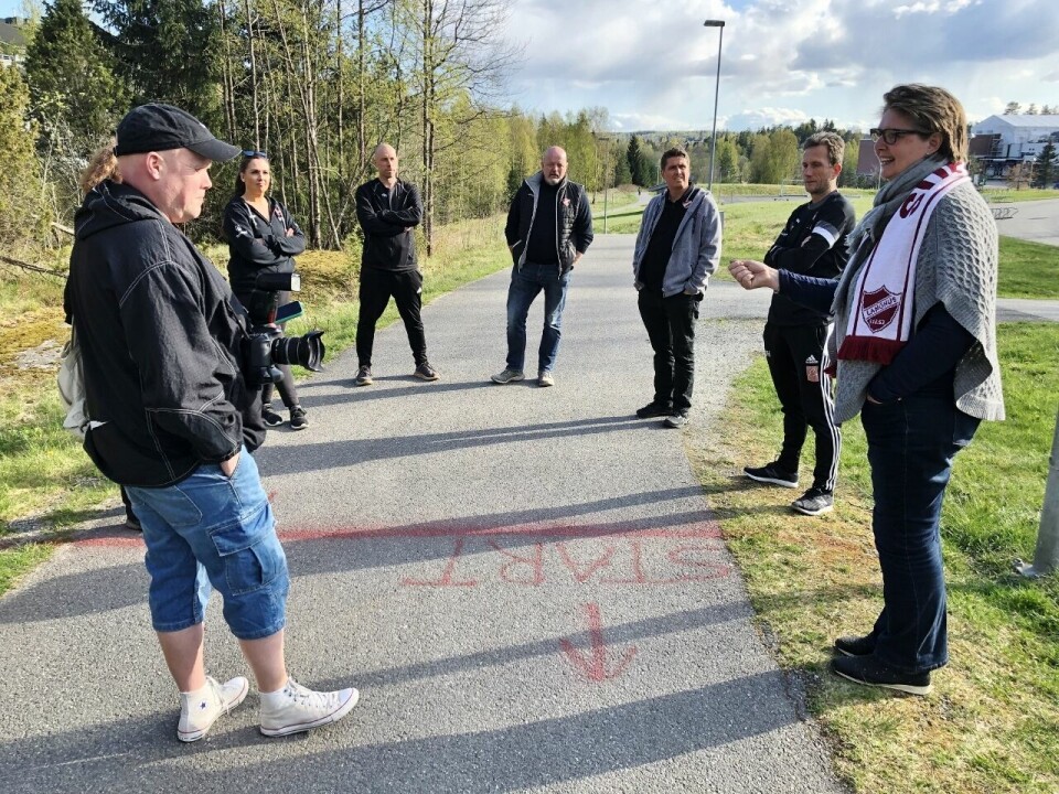 Representanter fra arrangørkomiteen, ordfører (t.h.) og journalist i lokalavisa (t.v.) i aksjon ved startstreken under et forberedelsesmøte. (Foto: Marit Haugdahl) Representanter fra arrangørkomiteen, ordfører (t.h.) og journalist i lokalavisa (t.v.) i aksjon ved startstreken under et forberedelsesmøte. (Foto: Marit Haugdahl)