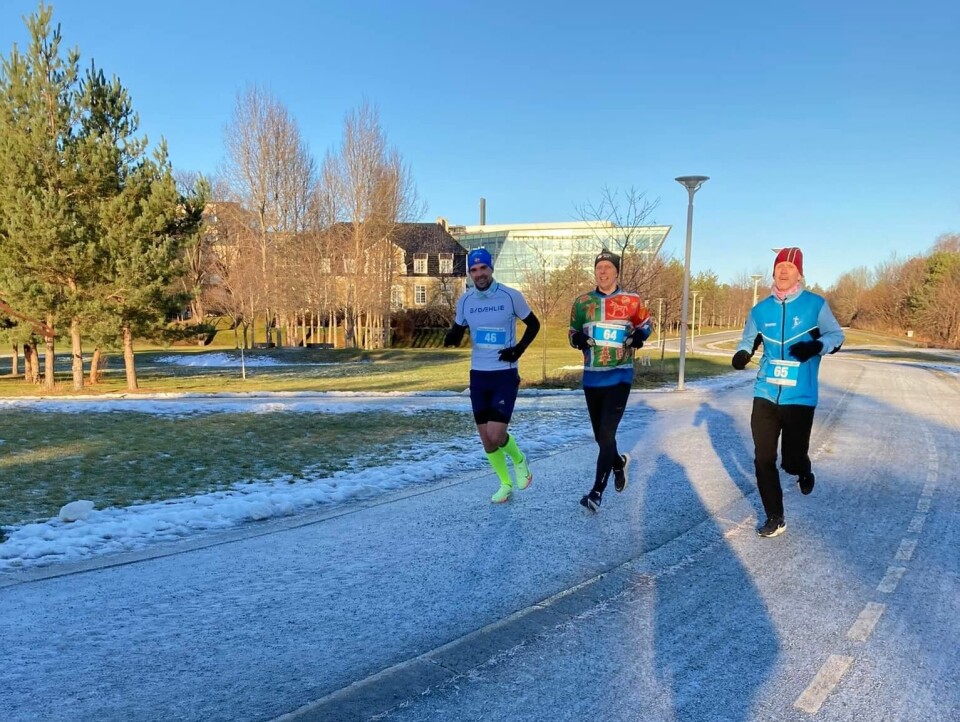 Sven Pickhardt, Anders Nordby og Axel Walø var tre av deltakerne på Fornebu Juleultra. De to første på 50 km og sistemann på maraton. (Arrangørfoto) Sven Pickhardt, Anders Nordby og Axel Walø var tre av deltakerne på Fornebu Juleultra. De to første på 50 km og sistemann på maraton. (Arrangørfoto)