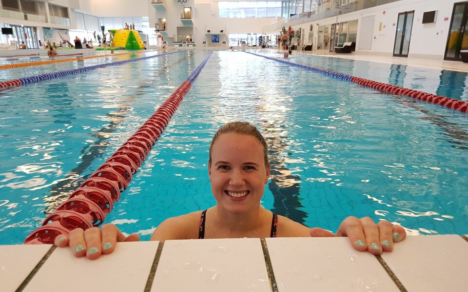 Fire utøvere om trening i mørketida i Nord-Norge Sara johansen i basseng.jpg