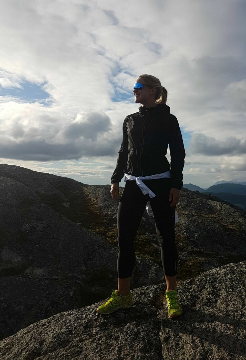 Fire utøvere om trening i mørketida i Nord-Norge Sara johansen på fjellet.jpg