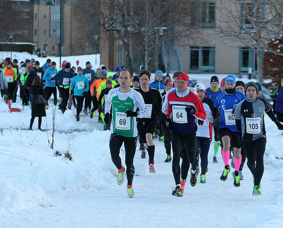 Halvmaraton startet rett utenfor hovedinngangen til Spjelkavik Omsorgsenter. 85 løpere var påmeldt halvmaraton, fem løpere valgte å ikke møte opp, to løpere måtte bryte og tre deltakere valgte trimklasse uten tidtaking. På bildet ser vi startnummer 69 Olger Pedersen, nr. 64 er Jan Ketil Vinnes og Einar Orten Trovåg har startnummer 105. Foto: Kjell Vigestad Halvmaraton startet rett utenfor hovedinngangen til Spjelkavik Omsorgsenter. 85 løpere var påmeldt halvmaraton, fem løpere valgte å ikke møte opp, to løpere måtte bryte og tre deltakere valgte trimklasse uten tidtaking. På bildet ser vi startnummer 69 Olger Pedersen, nr. 64 er Jan Ketil Vinnes og Einar Orten Trovåg har startnummer 105. Foto: Kjell Vigestad
