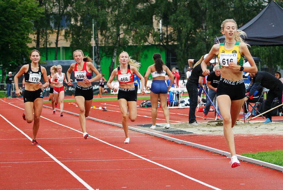 Massevis av medaljer skal deles ut under junior-NM i friidrett i Bodø til helga Wilma Anna Bekkemoen Torbjörnsson (til høyre) vant UM-gullet på 2000 m i 15-årsklassen. (Foto: Vestpress)