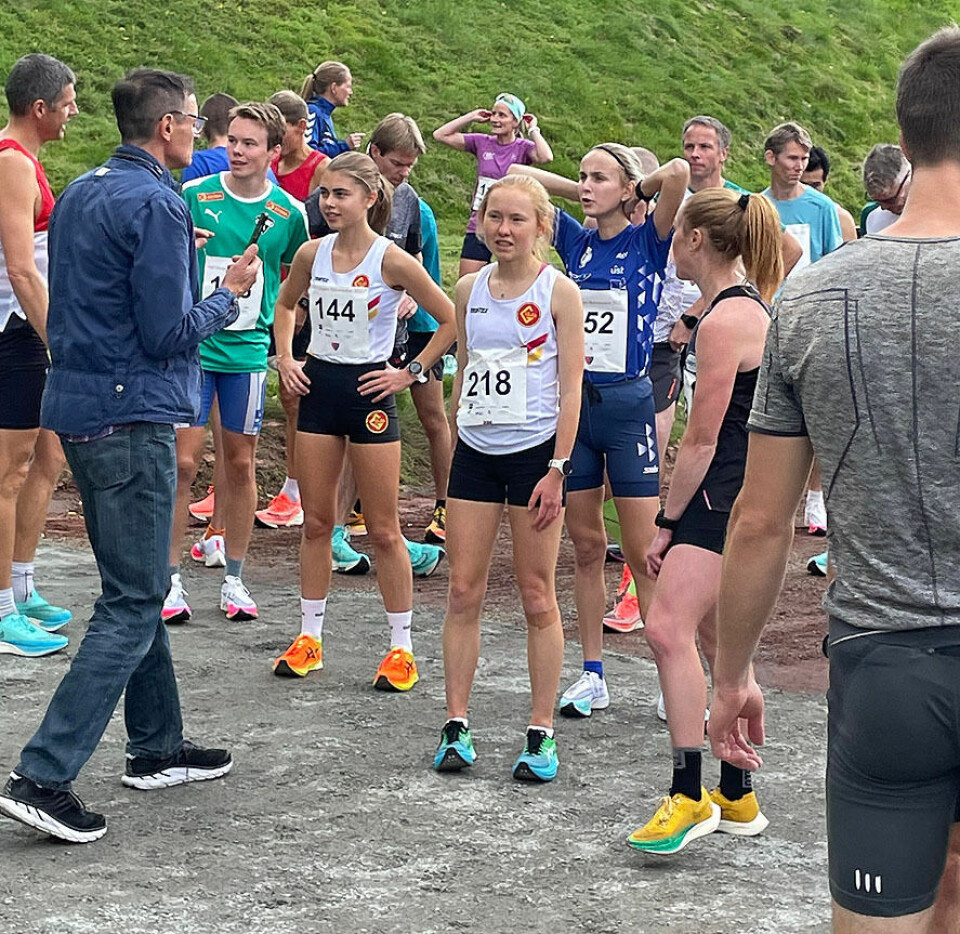 Adele Henriksen og Frew Zenebe Brkineh vant NM halvmaraton Jentene klare for start.jpg