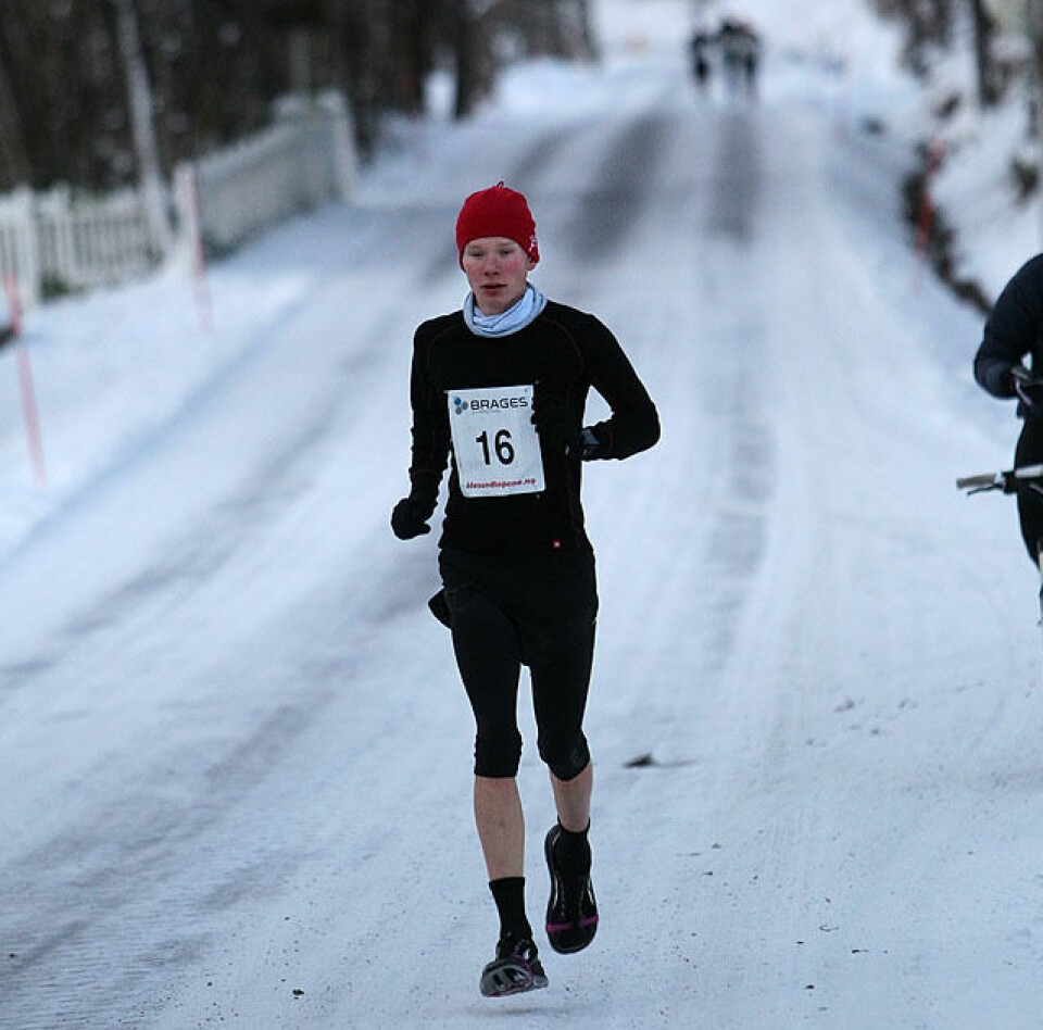 Olger Pedersen med bestetid på halvmaraton i Ålesund 4km_Lars_Aakernes_Rimereit_klart_i_tet_broetA20G8876.jpg