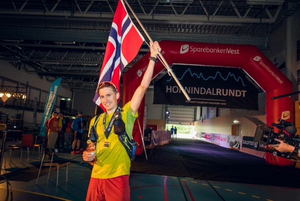 Lars Erik Skjervheim har løyperekorden på tiden 08:52:30 fra 2014. Her heiser han flagget som vinner av NM i Terrengultra i 2016. (Foto: Kyle Meyr) Lars Erik Skjervheim har løyperekorden på tiden 08:52:30 fra 2014. Her heiser han flagget som vinner av NM i Terrengultra i 2016. (Foto: Kyle Meyr)