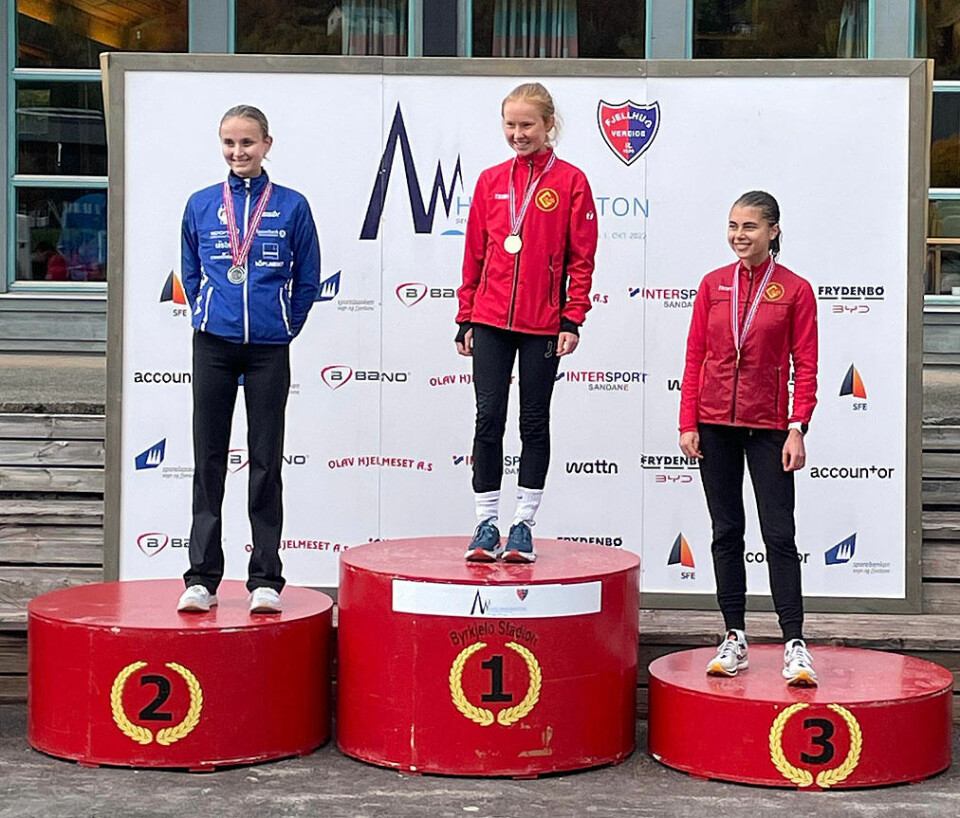 Adele Henriksen og Frew Zenebe Brkineh vant NM halvmaraton Junior_kvinner_pallen.jpg