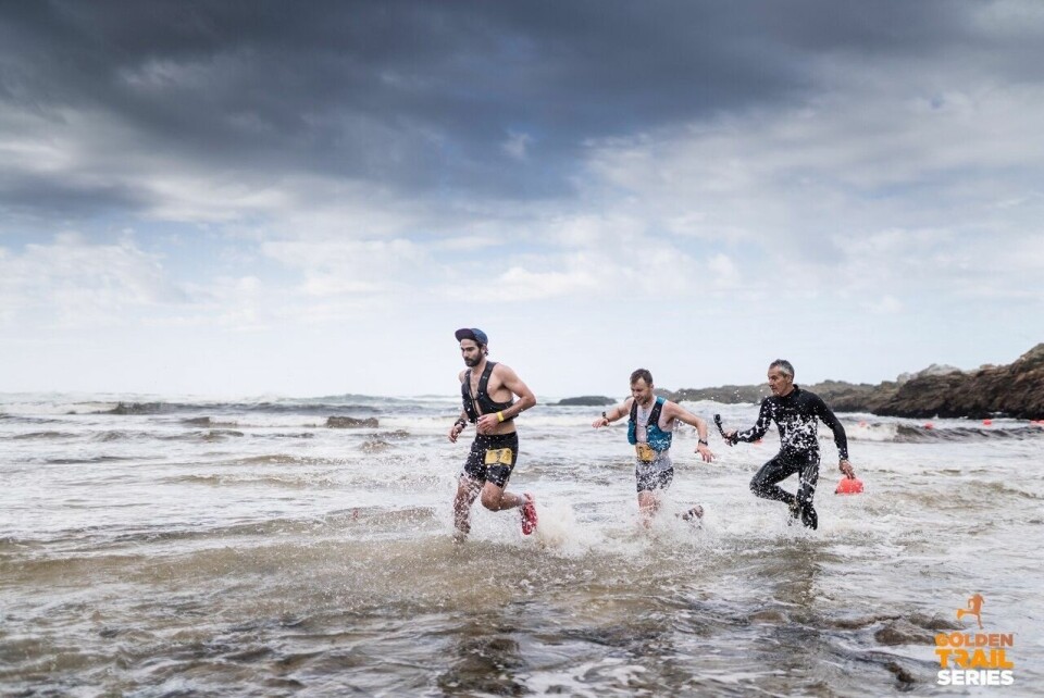 En av flere elvekryssinger. Vi ser sveitsiske Marc Lauenstein foran Stian Angermund-Vik med en fotograf i hælene. (Foto: Jordi Saragossa) En av flere elvekryssinger. Vi ser sveitsiske Marc Lauenstein foran Stian Angermund-Vik med en fotograf i hælene. (Foto: Jordi Saragossa)