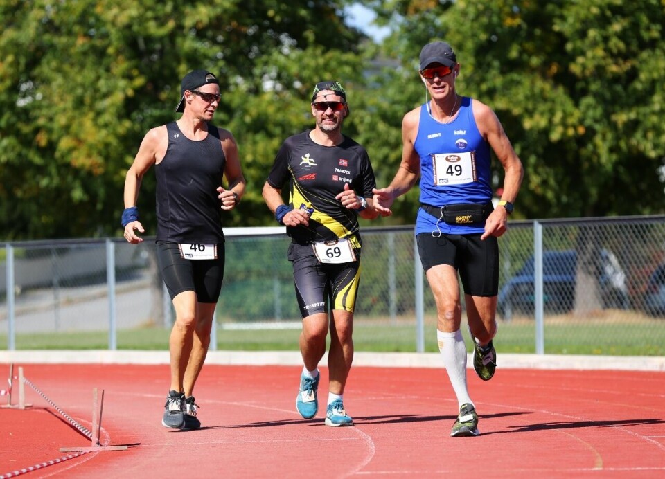 Dag Bern i blå trøye passerer Tormod Freidher og Lars Møller på en av sine 149 runder på Hønefoss. (Foto: Bjørn Hytjanstorp) Dag Bern i blå trøye passerer Tormod Freidher og Lars Møller på en av sine 149 runder på Hønefoss. (Foto: Bjørn Hytjanstorp)
