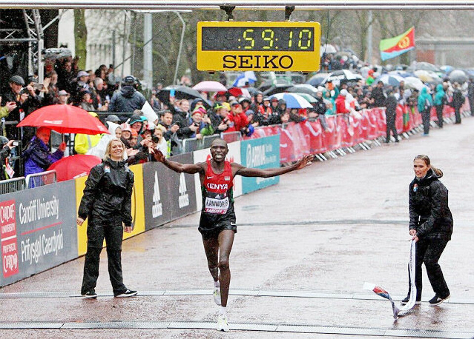 Geoffrey Kamworor tok en klar seier til tross for et fall som kosta han mange sekunder og et blodig kne. (Foto: arrangøren) Geoffrey Kamworor tok en klar seier til tross for et fall som kosta han mange sekunder og et blodig kne. (Foto: arrangøren)