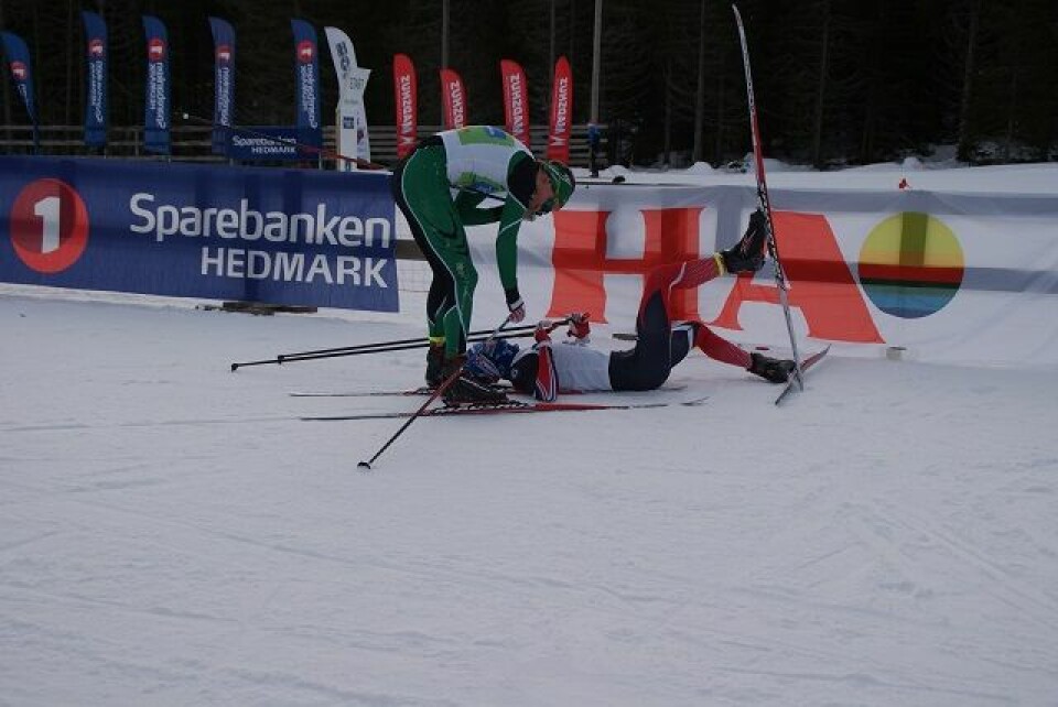 Vinner av årets TdH i klasse M17, Petter Myhr, takker en liggende Simen Syversen for nok en heftig duell i sporet på Hedmarken. (Foto: Stein Arne Negård) Vinner av årets TdH i klasse M17, Petter Myhr, takker en liggende Simen Syversen for nok en heftig duell i sporet på Hedmarken. (Foto: Stein Arne Negård)