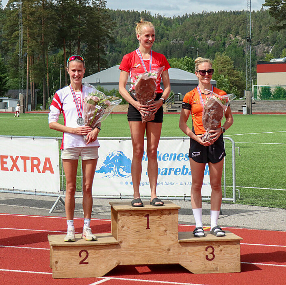Sigrun Gjølberg og Marius Garmann Sørli tok NM-titlene på halvmaraton Pallen damer.jpg