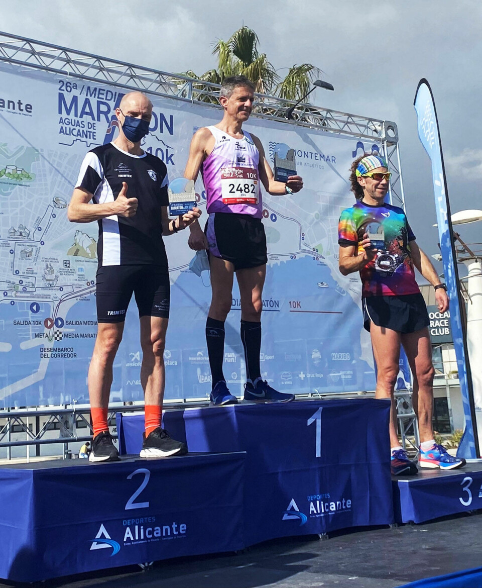 34.18 og 6. plass på 51 år gamle Håkon Hjemly på 10 km i Alicante Alicante-Haakon-Hjemly-pallen.jpg