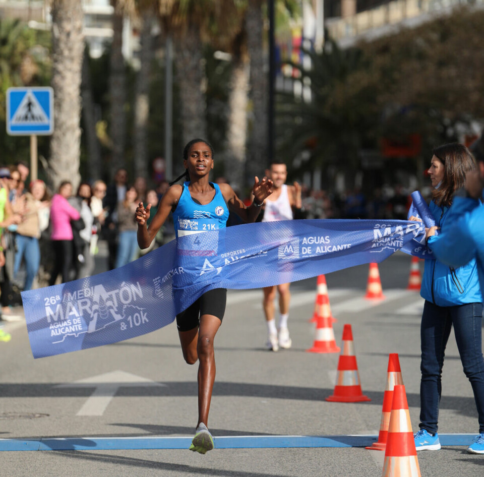 34.18 og 6. plass på 51 år gamle Håkon Hjemly på 10 km i Alicante Alicante-Valentine-Jebet-vinner.jpg
