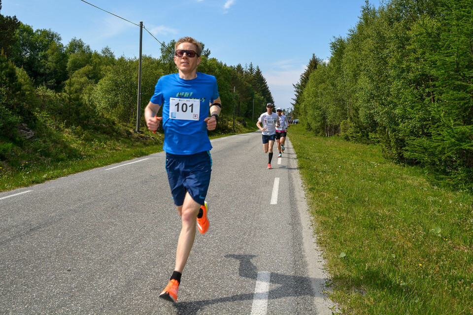 Per Myren fra Kristiansund løper inn til en klar seier på halvmaraton i årets Romsdal 5/10/halv. (Alle foto: Ingvild Bjørnøy Nylund (9 år) og Janne Haink (11 år)) Per Myren fra Kristiansund løper inn til en klar seier på halvmaraton i årets Romsdal 5/10/halv. (Alle foto: Ingvild Bjørnøy Nylund (9 år) og Janne Haink (11 år))