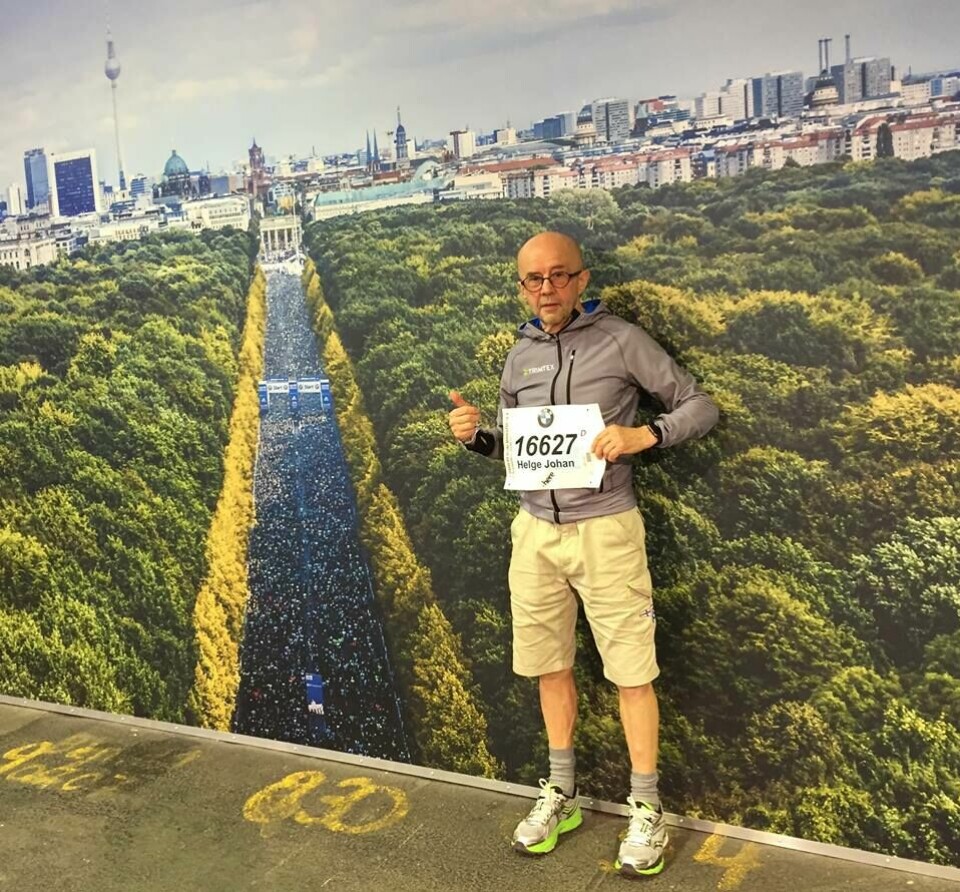 Veteran: Helge Fuglseth fotografert med startfeltet og Tiergarten i bakgrunnen. Helge er en av flere norske løpere som kan få en god plassering i veteranklassene. (Foto: privat) Veteran: Helge Fuglseth fotografert med startfeltet og Tiergarten i bakgrunnen. Helge er en av flere norske løpere som kan få en god plassering i veteranklassene. (Foto: privat)
