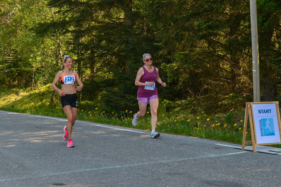 Gode løpstider i Romsdal 5/10/halv Totalvinner damer 10 km følger andre dame i mål.jpg