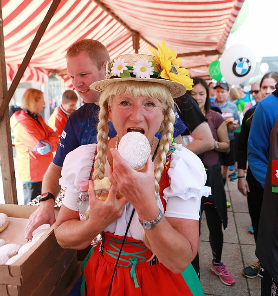 Mange norske løp Frokostløpet til Olympiastadion og fikk mye karbo Tysk_dame_med_bolle_AZ3T3170.jpg