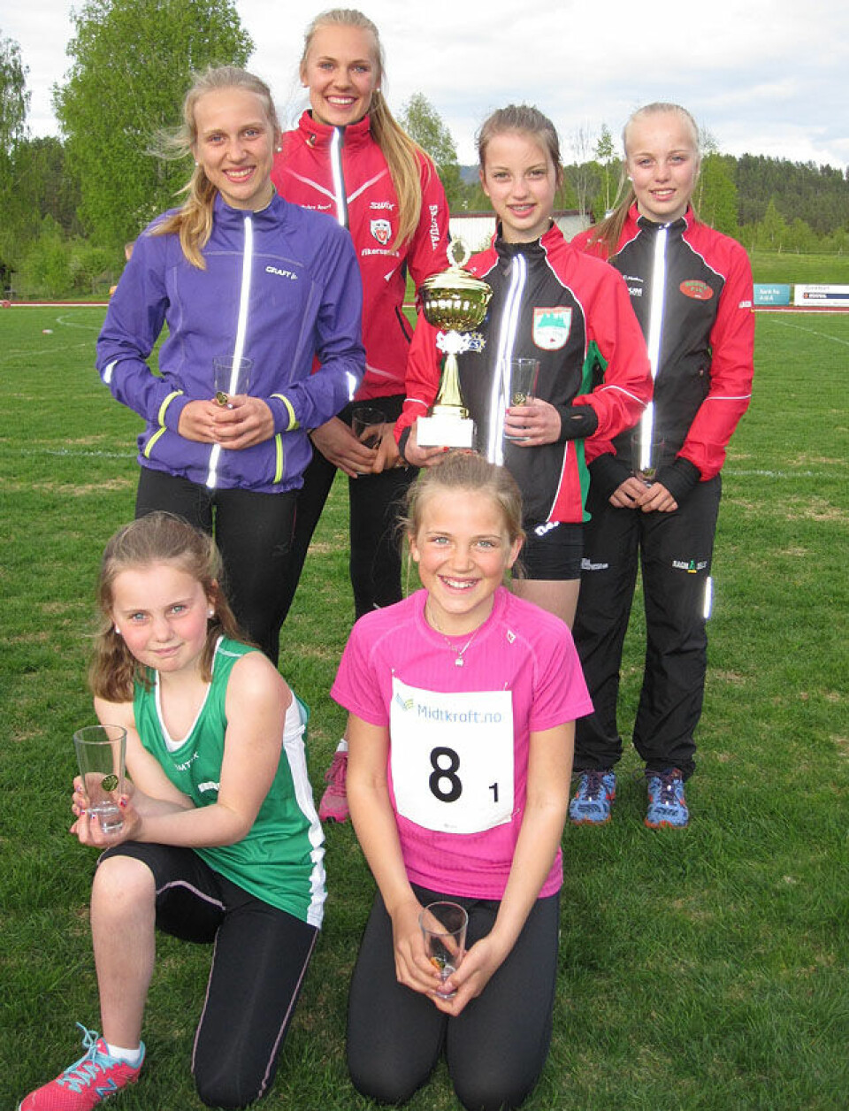 Vårvakkert stafetteventyr i Sigdal, ingen 17. mai uten Prestfoss-stafett Modums_vinnerlag_jenter_IMG_8490.jpg