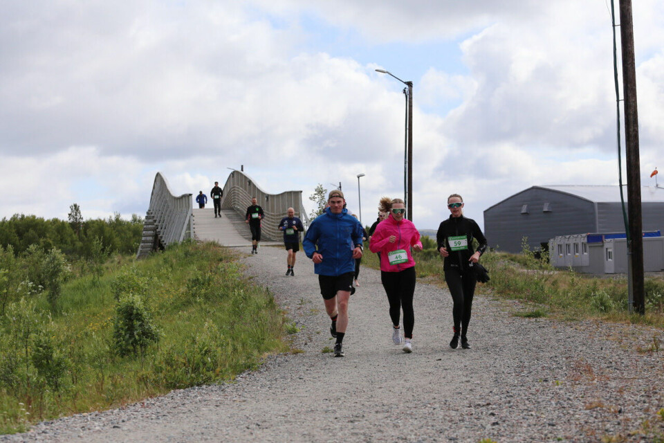 54 deltakere da Arctic Backyard Kirkenes ble arrangert for første gang Sosial_loping_over_skibrua_foto Eirin Bugge.jpg