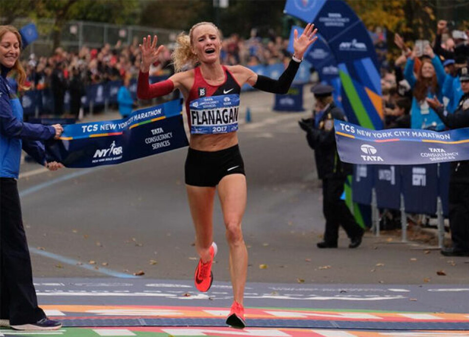 Etter en lang og god løpskarrière kunne en rørt og glad Shalane Flanagan endelig krysse målstreken som vinner av New York City Marathon. (Foto: arrangøren) Etter en lang og god løpskarrière kunne en rørt og glad Shalane Flanagan endelig krysse målstreken som vinner av New York City Marathon. (Foto: arrangøren)