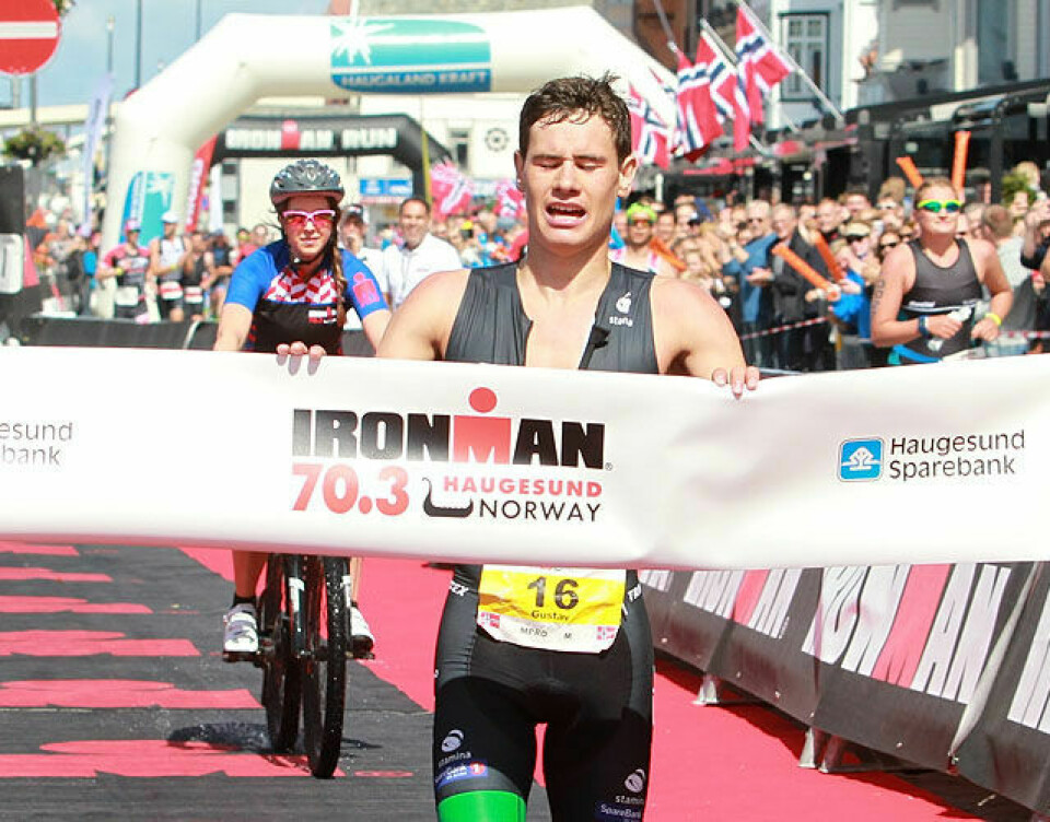 Kong Gustav 70.3 av triatlon Ung vinner: 20 år gamle Gustav Iden vant i debuten på langdistanse etter 1550 meter svømming, 90 km sykling og 21,1 km løping. (Foto: Kjell Vigestad)