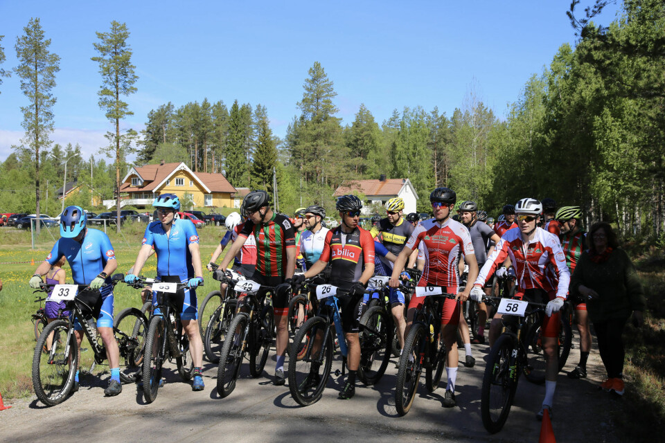 51 ryttere oppstilt på start på hovedrittet på 46 km. (Foto: Mathias Mesøy Berg) 51 ryttere oppstilt på start på hovedrittet på 46 km. (Foto: Mathias Mesøy Berg)