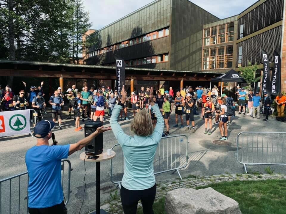 Løpsleder Mona Kjeldsberg teller ned til start ved Soria Moria. Løperne får i alle fall et fantastisk flott vær slik det ser ut - men kanskje for varmt...(Foto: Oslo Bergen Trail) Løpsleder Mona Kjeldsberg teller ned til start ved Soria Moria. Løperne får i alle fall et fantastisk flott vær slik det ser ut - men kanskje for varmt...(Foto: Oslo Bergen Trail)