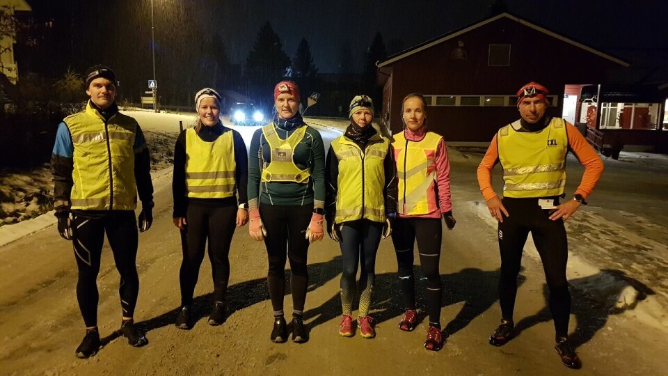Det var flest damer i Glestadrunden med klokka. Fra v. Espen Storslett, Margrethe Hjellen, Anne Storslett, Tone Lise Johannessen, Bjørg Ekeberg og dagens raskeste, Jan Erik Mathiassen. I tillegg kom Christian B. Larsen før starten gikk. (Foto: Stein Arne Negård) Det var flest damer i Glestadrunden med klokka. Fra v. Espen Storslett, Margrethe Hjellen, Anne Storslett, Tone Lise Johannessen, Bjørg Ekeberg og dagens raskeste, Jan Erik Mathiassen. I tillegg kom Christian B. Larsen før starten gikk. (Foto: Stein Arne Negård)