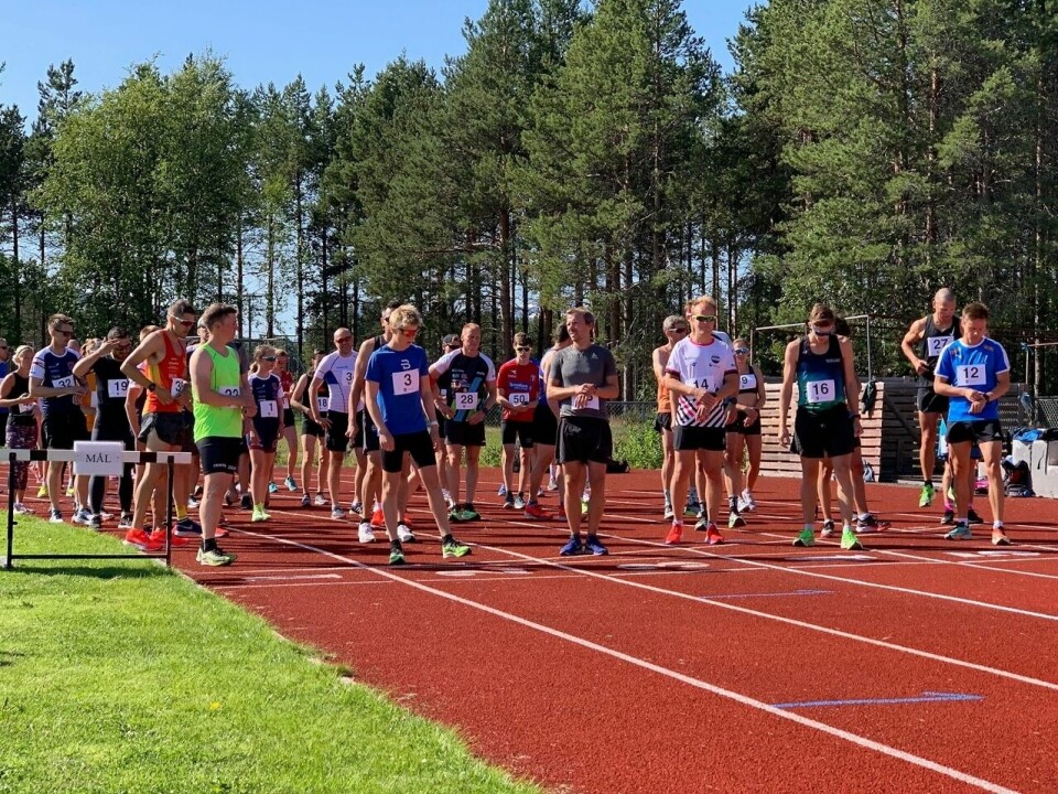 49 løpere er klar for Altamila i stålende vær. Vi ser vinneren Erik Lomås lengst til høyre.(Foto: Arrangøren) 49 løpere er klar for Altamila i stålende vær. Vi ser vinneren Erik Lomås lengst til høyre.(Foto: Arrangøren)