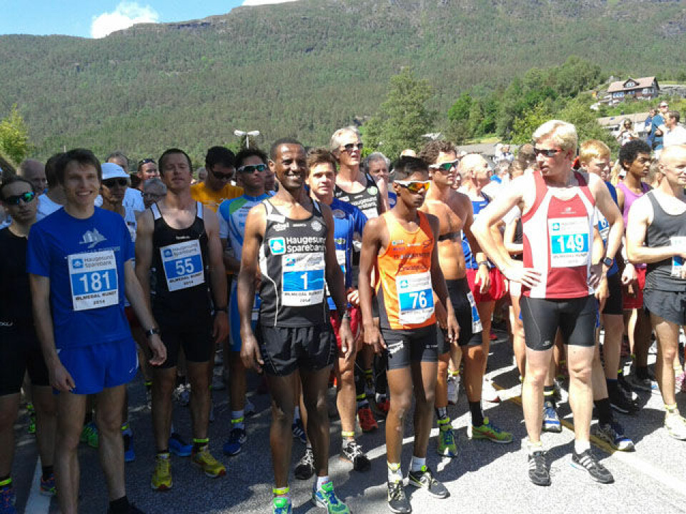 Maryna Novik og Urige Buta raskast i Ølmedalen Rundt Stort_Startfelt_20140609_135816.jpg
