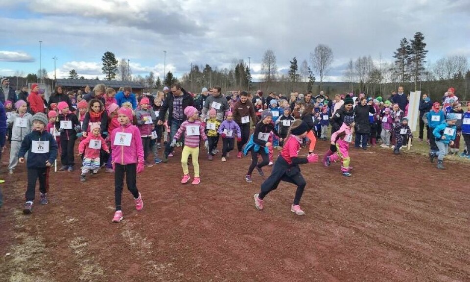 Gjørmeløp med 416 skitne ben og 208 glade deltakere Mange_deltagere_start2 (800x480).jpg