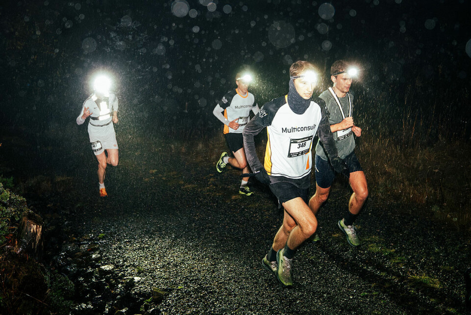 Det var et opptog av folk med hodelykter gjennom terrenget på Fløyen denne kvelden. (Alle foto: Veronika Ask Stuksrud) Nightrun på Fløyen