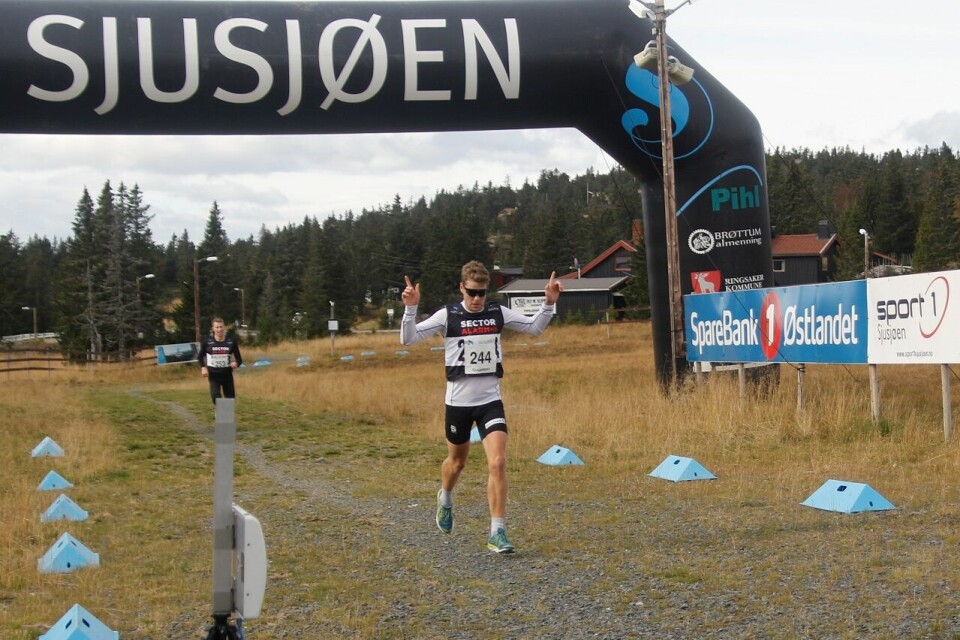 Mattis Stenshagen, Follebu Skiklubb var førstemann i mål på Sjusjøen Langrennsarena som totalvinner av det nesten 11 km lange Sjusjøvannet Rundt. (Foto: Jan Erik Bakken) Mattis Stenshagen, Follebu Skiklubb var førstemann i mål på Sjusjøen Langrennsarena som totalvinner av det nesten 11 km lange Sjusjøvannet Rundt. (Foto: Jan Erik Bakken)