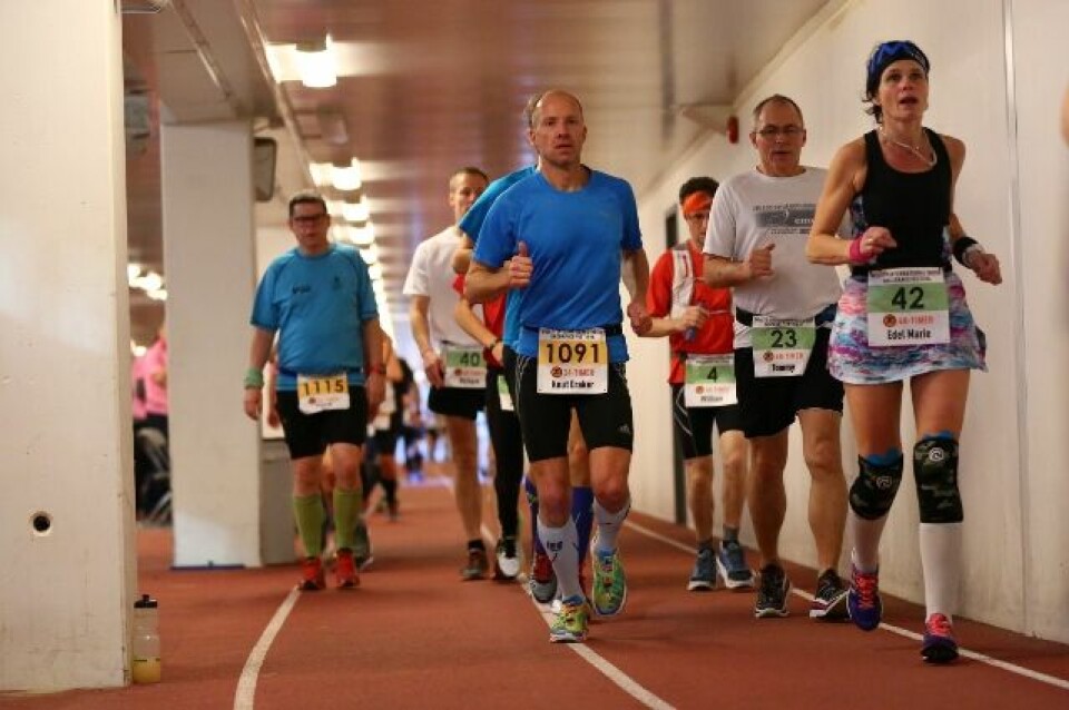 Starten på 24- og 48-timers gikk klokken 10:00 fredag med 154 løpere på startstreken. Her er løperne godt spredd rundt den 546 meter lange banen under Bisletts tribuner (foto: Bjørn Hytjanstorp). Starten på 24- og 48-timers gikk klokken 10:00 fredag med 154 løpere på startstreken. Her er løperne godt spredd rundt den 546 meter lange banen under Bisletts tribuner (foto: Bjørn Hytjanstorp).