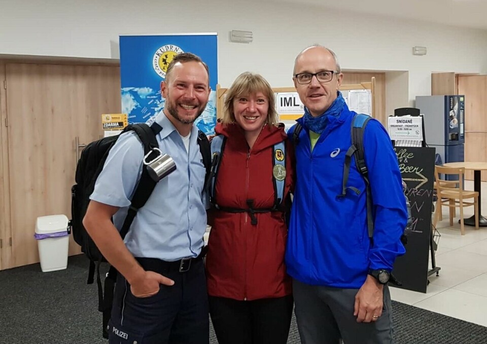 Niels fra Tyskland, Polsk-norske Sylwia og Ad fra Nederland skal gå sammen 17. mai - i hvert sitt land med norske flagg og norsk musikk. (Privat foto) Niels fra Tyskland, Polsk-norske Sylwia og Ad fra Nederland skal gå sammen 17. mai - i hvert sitt land med norske flagg og norsk musikk. (Privat foto)