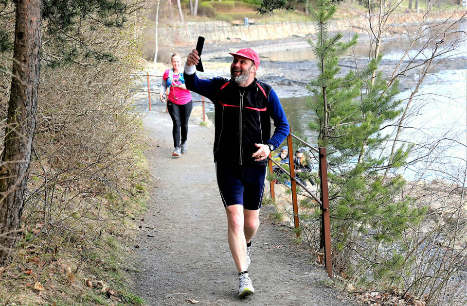 Vi ser Henrik Aasbø i fint driv under Påskeharemaraton i 2017. Nå undres han på hva det er som gjør at det går så tungt i starten av løpeturene. (Foto: Bjørn Hytjanstorp) Vi ser Henrik Aasbø i fint driv under Påskeharemaraton i 2017. Nå undres han på hva det er som gjør at det går så tungt i starten av løpeturene. (Foto: Bjørn Hytjanstorp)