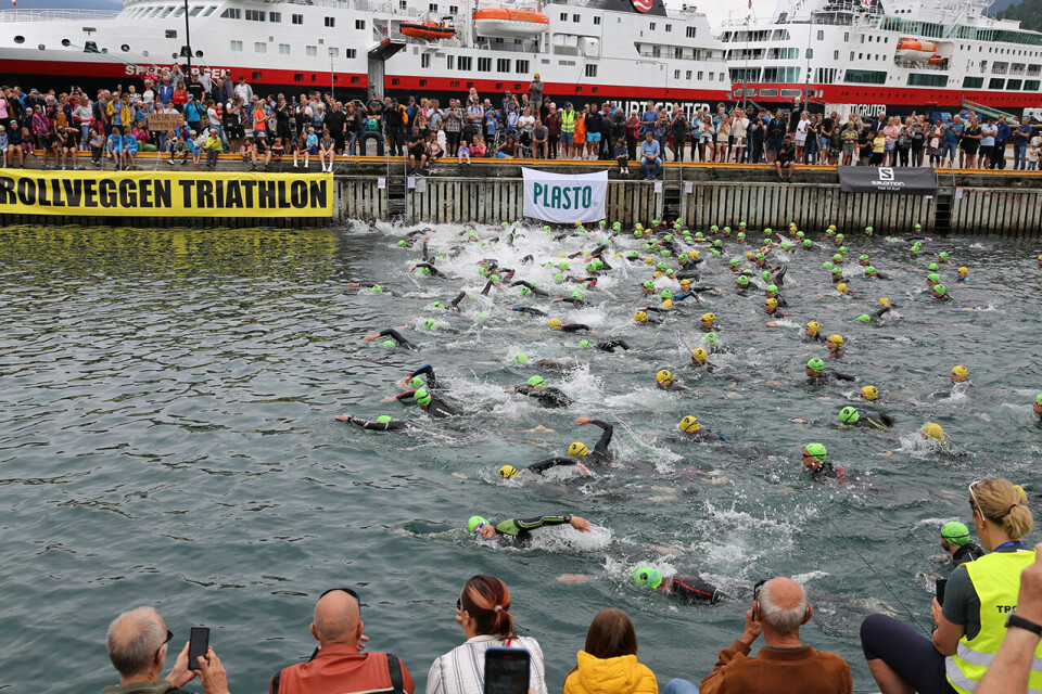 166 deltakere til start i Trollveggen Triathlon Rett etter start.jpg