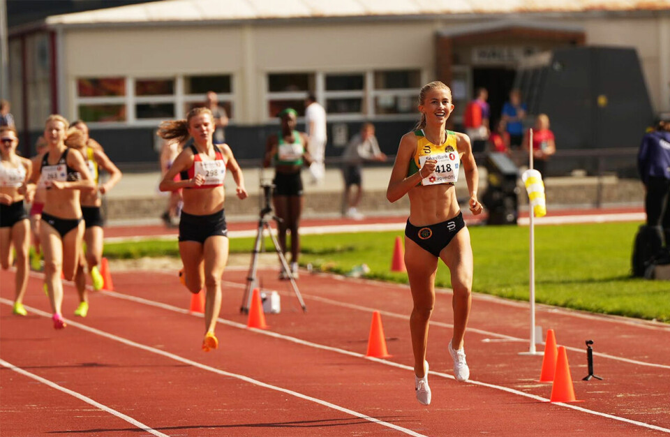 Wilma Anna Bekkemoen Torbiörnsson avslutta NM-helga med gull på både 800 og 3000 m. Her løper hun mot seier på 800 m – med et smil om munnen. (Foto: Einar Børve) Wilma Anna Bekkemoen Torbiörnsson avslutta NM-helga med gull på både 800 og 3000 m. Her løper hun mot seier på 800 m – med et smil om munnen. (Foto: Einar Børve)