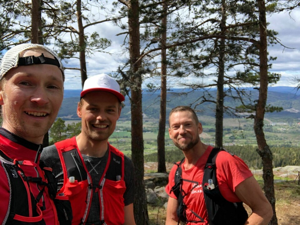 Tre spreke karer etter 2000 høydemeter i Skogvokterløypa. I midten ser vi løpsleder for NM 2024, Tobias Dahl Fenre. (Arrangørfoto) Ruta er komponert av Tobias Dahl Fenre, som trengte lekegrind etter at han gjenfant utholdenhetsmonsteret inni seg etter noen år med bare jobb og pølser. Grenlands samla ubebygde areal ble tidlig runda, og bossen var å kirsebærplukke de absolutt gøyeste stipartiene og koble dem sammen til én grandios signaturrunde - Skogvokterløypa.