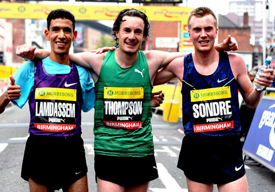 Det var to meget habile løpere - Ayad Lamdassem og Chris Thompson - som Sondre Nordstad Moen løp omtrent likt med i Great Birmingham Halvmaraton. (Foto: Mark Shearman) Det var to meget habile løpere - Ayad Lamdassem og Chris Thompson - som Sondre Nordstad Moen løp omtrent likt med i Great Birmingham Halvmaraton. (Foto: Mark Shearman)