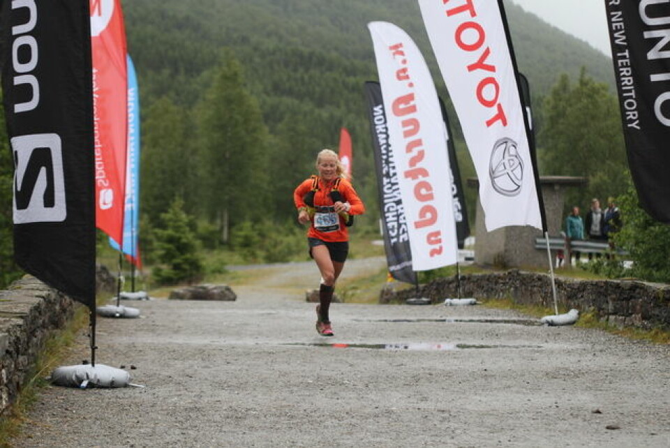 Malene Haukøy med løyperekord i Hornindal Rundt 38 km Malene_Haukoey_mot_maal
