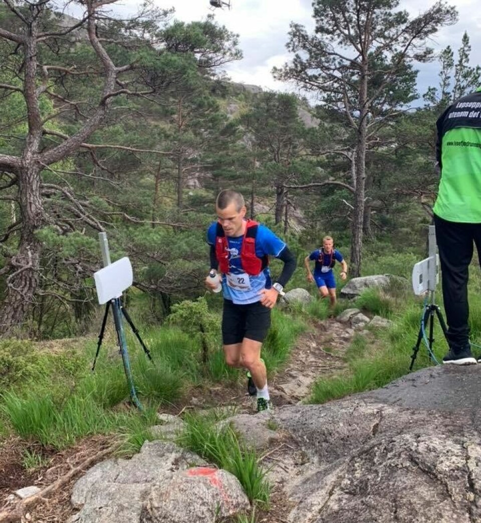 Sara-Rebekka Færø Linde og Andreas Penne Nygård vant rekordstort Lysefjorden Inn Penne_Nygård_foran_Hauge_7km (720x782).jpg