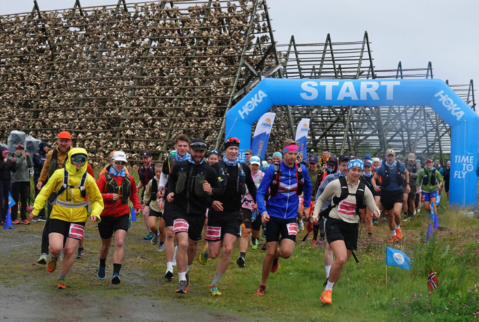 Therese Johaug og Jo Forseth Indgaard vant Lofoten Skyrace start-32km-charity.jpg