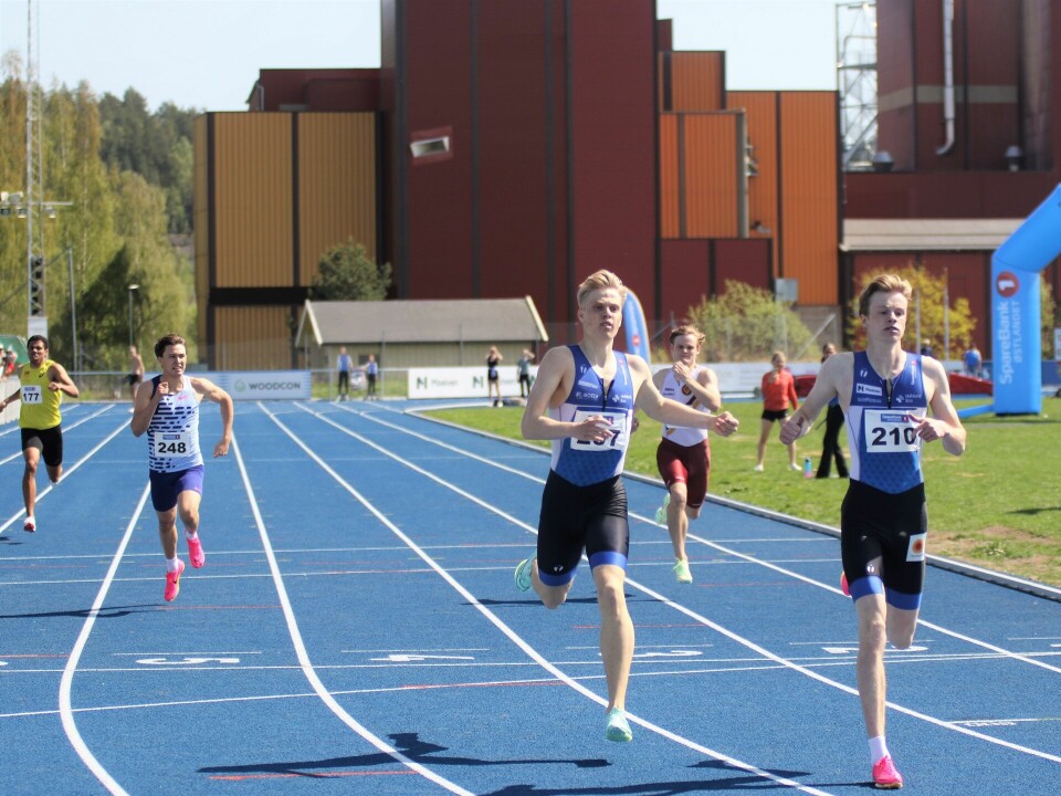 Herlig Ingebrigtsen og Brøndbo Dahl-duell på 3000 m i Moelv 400m-duell.JPG