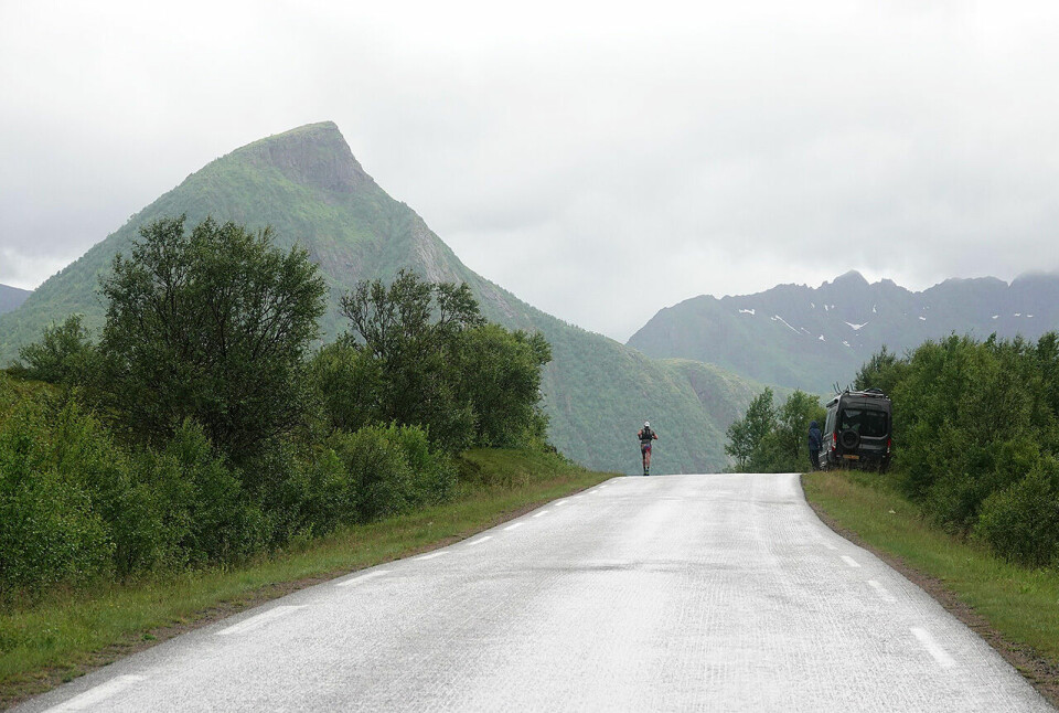 Therese Johaug og Jo Forseth Indgaard vant Lofoten Skyrace fjell.jpg