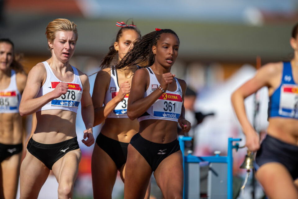 Hedda Hynne viste klasse i 800 m-finalen 800mk-midt-i-feltet.jpg