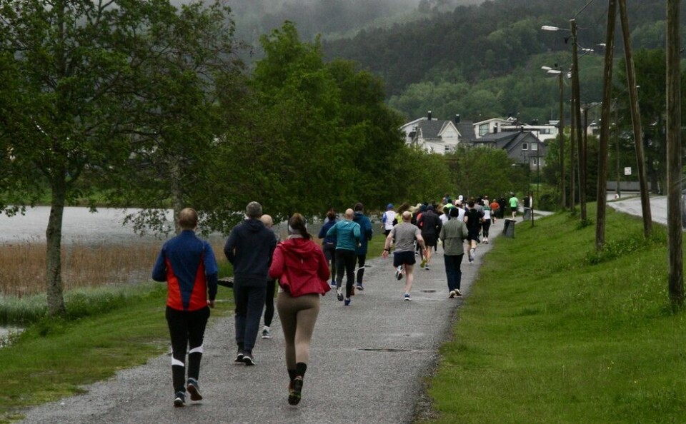 Sommerløpene i Ålesund startet i regnvær Bakfra