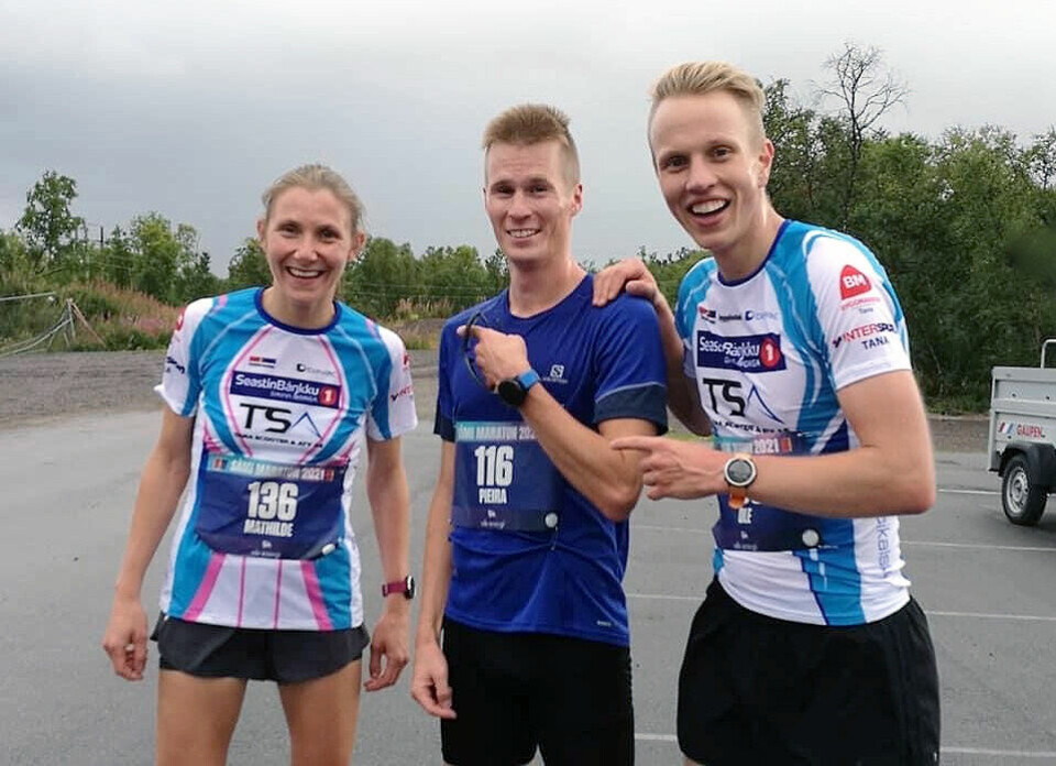 I tillegg til gode tider på maraton, ble det løpt svært godt også på 10-kilometer. Mathilde Theisen vant kvinneklassen, mens Piera Tobiassen (i midten) vant herreklassen. Ole Ravna ble nummer to i herreklassen. (Foto: Ellen Ravna) I tillegg til gode tider på maraton, ble det løpt svært godt også på 10-kilometer. Mathilde Theisen vant kvinneklassen, mens Piera Tobiassen (i midten) vant herreklassen. Ole Ravna ble nummer to i herreklassen. (Foto: Ellen Ravna)
