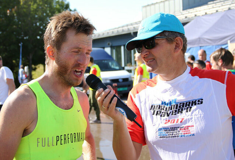Nordmarkstraver'ns speaker foretar seiersintervjuet med Rune Olsen. (Foto: Runar Gilberg) Nordmarkstraver'ns speaker foretar seiersintervjuet med Rune Olsen. (Foto: Runar Gilberg)