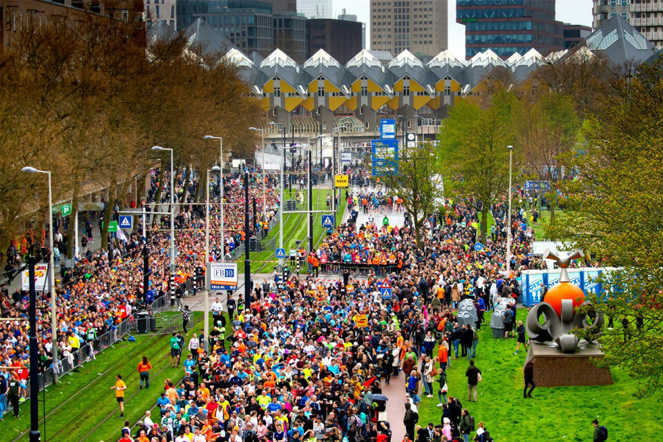 17 norske menn løp under 3 timer i Rotterdam Marathon RM-starten-foto-arrangoeren.jpg